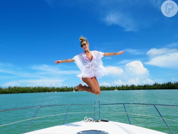 Ana Paula Siebert se diverte ao pular durante passeio de barco em Miami