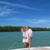 Ana Paula Siebert ganha beijo de Roberto Justus durante passeio de iate em Miami, nos Estados Unidos