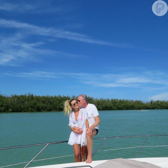 Ana Paula Siebert ganha beijo de Roberto Justus durante passeio de iate em Miami, nos Estados Unidos
