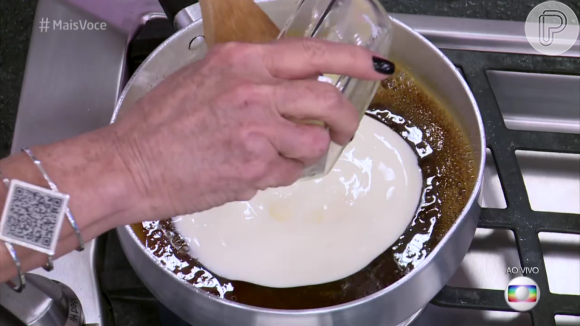 Ana Maria Braga faz calda de bolo e não percebe mosca na panela durante o programa 'Mais Você' desta terça-feira, 12 de julho de 2016