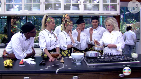 Ana Maria Braga não percebe mosca na panela enquanto prepara torta de chocolate com banana no programa 'Mais Você' desta terça-feira, 12 de julho de 2016. Apresentadora recebeu participantes do 'Super Chef', Mumuzinho, Danielle Winits, Julianne Trevisol, Eri Johnson, André Gonçalves e Rodrigo Minotauro