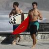 Cauã Reymond gosta de surfar nas praias do Rio de Janeiro