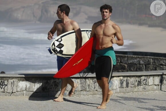 Cauã Reymond gosta de surfar nas praias do Rio de Janeiro