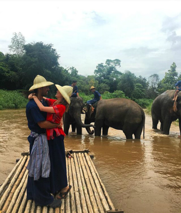 Marina Ruy Barbosa posou para as fotos ao lado do noivo, Xadinho Negrão, após um banho com os elefantes