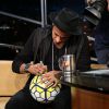 Neymar autografou uma bola de futebol para o apresentador Jô Soares nesta terça-feira, 12 de julho de 2016