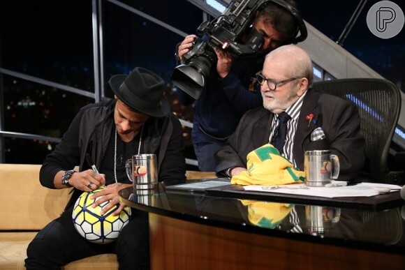 Neymar autografou uma bola de futebol para o apresentador Jô Soares nesta terça-feira, 12 de julho de 2016
