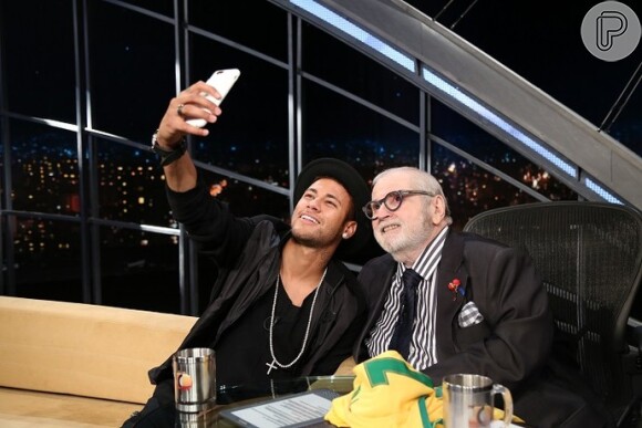 Neymar e Jô Soares registraram o encontro fazendo uma selfie