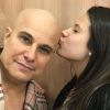Edson Celuari recebe beijo na cabeça raspada da filha, Sophia Raia