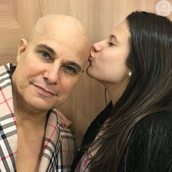 Edson Celuari recebe beijo na cabeça raspada da filha, Sophia Raia