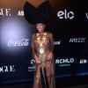 Adriane Galisteu chamou a atenção no Baile da Vogue 2016 com vestido estampado cheio de detalhes étnicos e, na cabeça, um superturbante preto