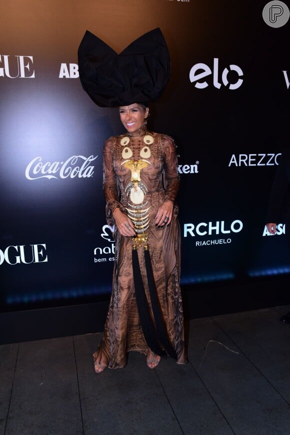 Adriane Galisteu chamou a atenção no Baile da Vogue 2016 com vestido estampado cheio de detalhes étnicos e, na cabeça, um superturbante preto