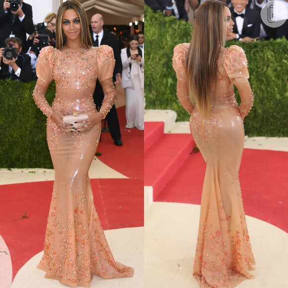 No Met Gala 2016, Beyoncé usou vestido de látex da grife Givenchy. A cantora precisou usar lubrificante para entrar na peça, muito justa no corpo