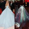 Claire Danes caprichou no quesito inusitado para comparecer ao Met Gala 2016. A atriz usou vestido que brilhava no escuro e tinha 30 minibaterias costuradas para fazer o efeito