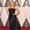 Kate Winslet virou piada na internet ao usar look brilhoso na festa do Oscar. O vestido da atriz foi comparada a saco de lixo e disco de vinil
