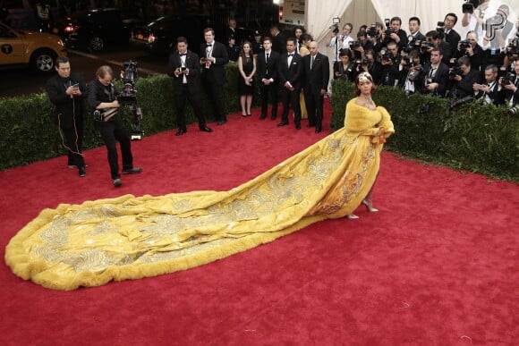 No Met Gala 2015, Rihanna usou vestido amarelo épico com grande calda da estilista chinesa Guo Pei. A peça virou meme na internet