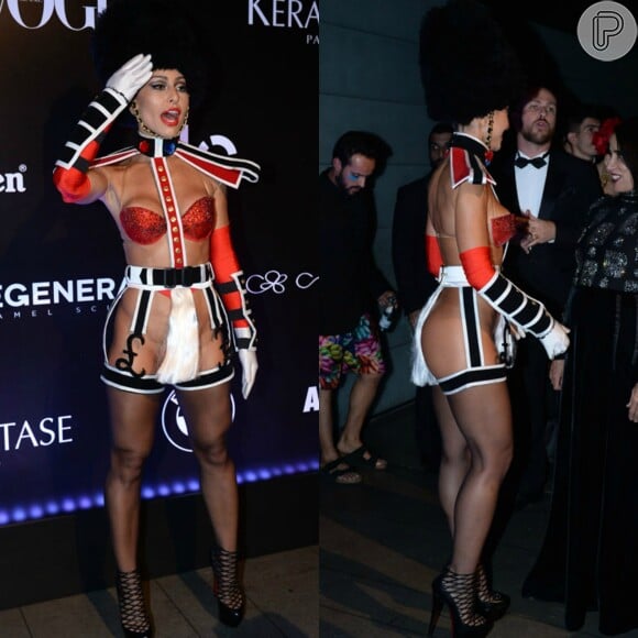 Sabrina Sato foi ousada ao Baile da Vogue de 2015. A apresentadora usou fantasia de Crazy Horse com apenas um sutiã vermelho com armação por cima, e precisou usar tapa-sexo para não mostrar demais com a fantasia