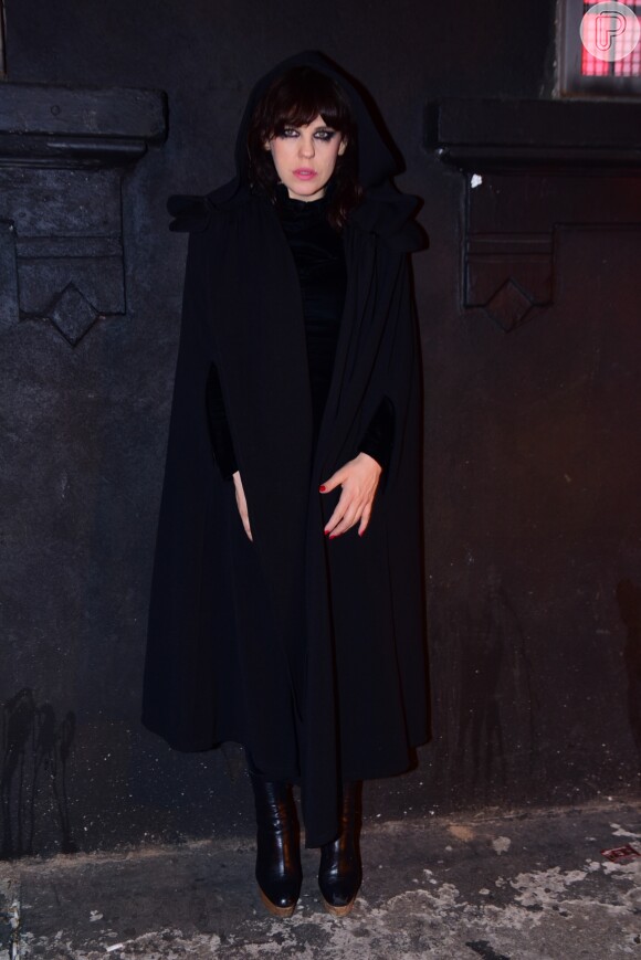 Bárbara Paz usou look estilo dark em evento paulista: roupas pretas com capa comprida por cima