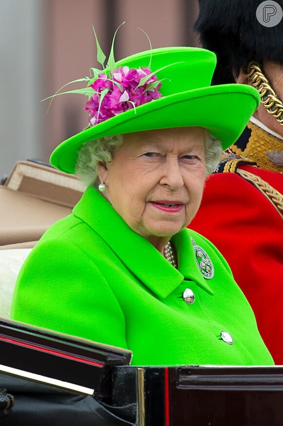A rainha Elizabeth II chamou toda a atenção com look verde fluorescente durante a apresentação dos caças da Força Aérea Britânica, em junho de 2016