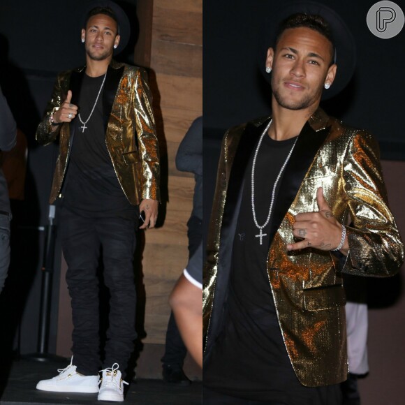 O estilo de Neymar divide opiniões. O jogador de futebol investe em ternos chamativos, como o modelito dourado usado no aniversário da irmã, Rafaella Santos, em março de 2016