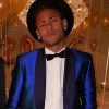 Na festa de réveillon de 2016, Neymar usou estilo diferente: terno azul brilhoso, gravata borboleta e chapéu
