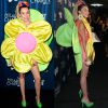 Miley Cyrus usou vestido laranja com uma grande flor na frente e folhas atrás em evento em Los Angeles, Califórnia