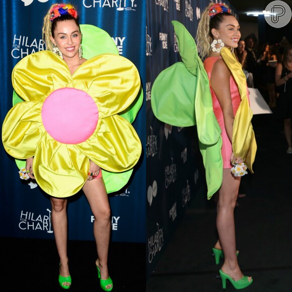 Miley Cyrus usou vestido laranja com uma grande flor na frente e folhas atrás em evento em Los Angeles, Califórnia