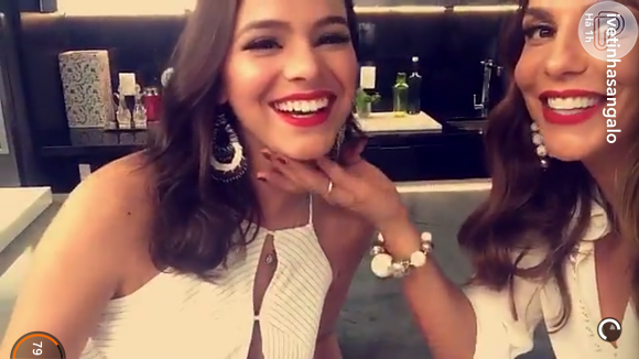 Bruna Marquezine se diverte durante os bastidores do 'SuperBonita' com Ivete Sangalo