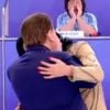 Silvio Santos simulou dar um beijo na boca de Helen Ganzarolli no quadro 'Jogo dos Pontinhos' do programa que leva o seu nome