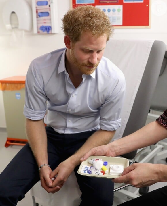 Príncipe Harry realizou um teste de HIV ao vivo, nas redes sociais da família real, para uma campanha de conscientização, nesta quinta-feira, 14 de julho de 2016