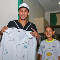 Neymar posa com pacientes em visita ao Hospital de Câncer de Barretos. Fotos!