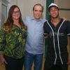 Neymar posa com a mãe, Nadine, e o diretor-geral do Hospital de Câncer de Barretos, Henrique Prata, nesta quarta-feira, 13 de julho de 2016