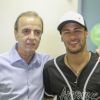 Neymar posa com o diretor-geral do Hospital de Câncer de Barretos, Henrique Prata, nesta quarta-feira, 13 de julho de 2016