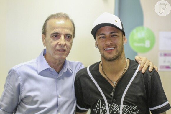 Neymar posa com o diretor-geral do Hospital de Câncer de Barretos, Henrique Prata, nesta quarta-feira, 13 de julho de 2016