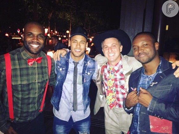 De férias no Brasil desde junho, Neymar curtiu festa com amigos como Rafael Zulu, Luciano Huck e Thiaguinho