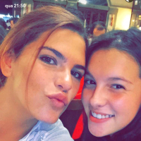 Mariana Goldfarb posta foto com irmã de Cauã Reymond em festa do avô: 'Meu amor'