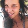 Lara Rodi fez uma selfie na praia e entregou Cauã Reymond com a namorada, Mariana Goldfarb