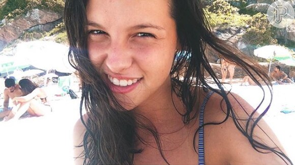 Lara Rodi fez uma selfie na praia e entregou Cauã Reymond com a namorada, Mariana Goldfarb