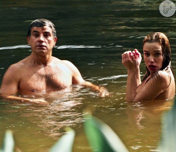 Zé dos Porcos (Anderson Di Rizzi) foi flagrado por Mafalda (Camila Queiroz) nadando nu ao lado de Sarita (Juliane Araújo, na novela 'Êta Mundo Bom!'