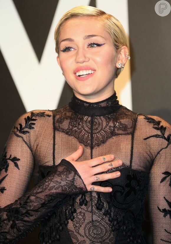 Miley Cyrus foi outra a lamentar o atentado em Nice, na França, na noite desta quinta-feira, 15 de julho de 2016: 'Temos de manter a luta por um mundo mais pacífico sem esta violência sem sentido'