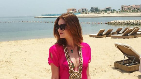 Marina Ruy Barbosa usa look decotado durante viagem de férias para o Qatar