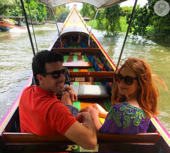 Marina Ruy Barbosa e o noivo, Xandinho Negrão, passearam de barco pela Tailândia
