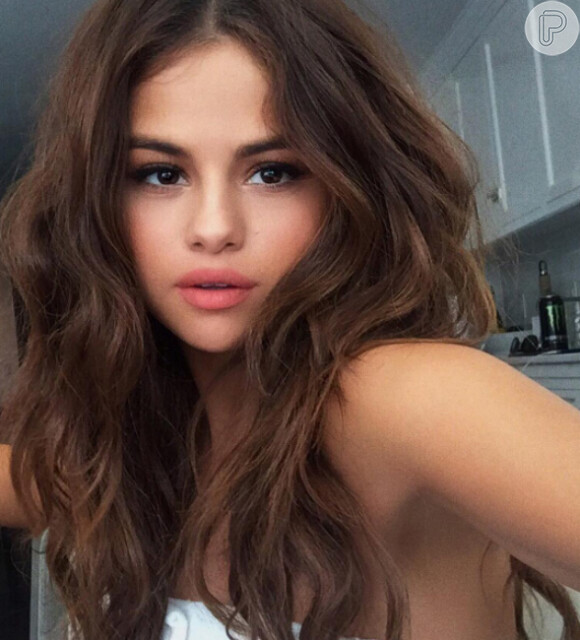 Selena Gomez revelou que coloca Emojis no lugar de frases quando fica sem inpsiração para criar legendas