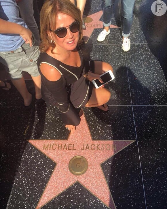 Zilu Godoi passou pela Calçada da Fama, onde tirou foto ao lado da estrela de Michael Jackson