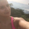 Giulia Costa faz selfie mostrando a vista da Pedra Bonita