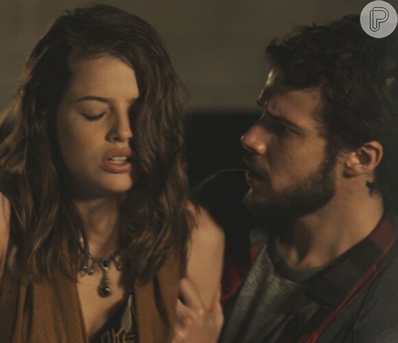 Giovanni (Jayme Matarazzo) afirma para Camila (Agatha Moreira) que não foi o responsável pela entrega dos explosivos, mas ela não acredita em sua inocência, na novela 'Haja Coração'