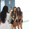 Gabriela Duarte posa para foto com fã no aeroporto