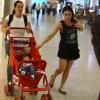 Gabriela Duarte segura o carrinho do filho Frederico, de 1 ano e 11 meses