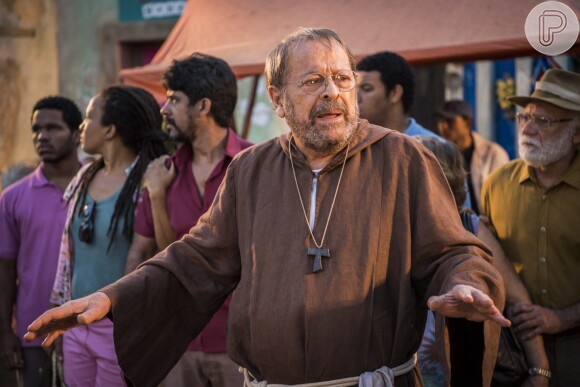 Padre Benício (Carlos Vereza) faz uma homenagem a Belmiro (Chico Diaz) na missa de abertura da festa da pega de boi, na novela 'Velho Chico'