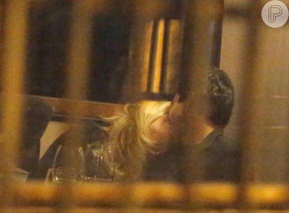 Grazi Massafera e Patrick Bulus foram fotografados aos beijos em um restaurante, em junho