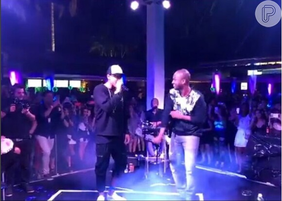 Neymar canta com Thiaguinho durante show em Campinas, em São Paulo, em 16 de julho de 2016